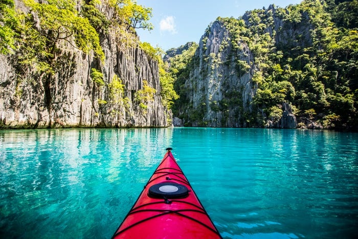Khám phá đảo bằng kyak hoặc cano cũng là một lựa chọn được nhiều khách du lịch yêu thích. 2457 5f0708743ad86111a4684d16