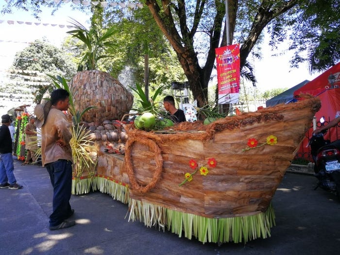 Văn hóa truyền thống Philippines còn được thường xuyên tổ chức tại đảo. Người dân mặc trang phục dân tộc, đi diễu hành, và bán các món ăn địa phương. 2658 5f0708513f737034aa4b0726