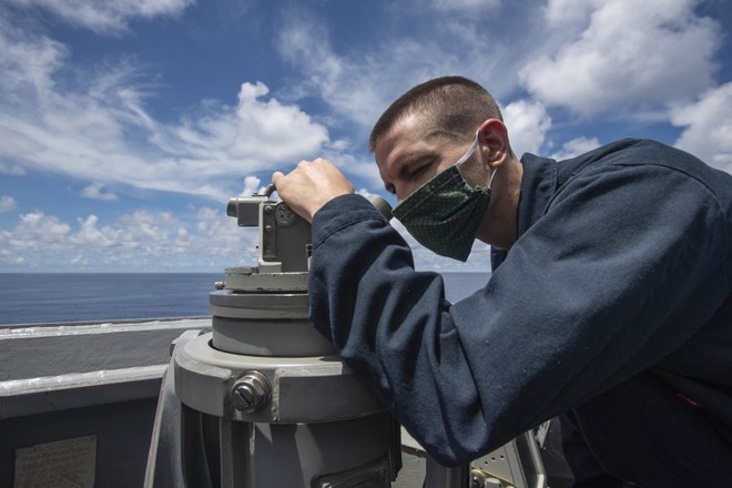 Một thành viên phi hành đoàn trên khu trục hạm USS Ralph Johnson đang quét đường chân trời vào ngày 14/7 gần quần đảo Trường Sa ở Biển Đông. (Ảnh: Hải quân Hoa Kỳ) 5525 my1