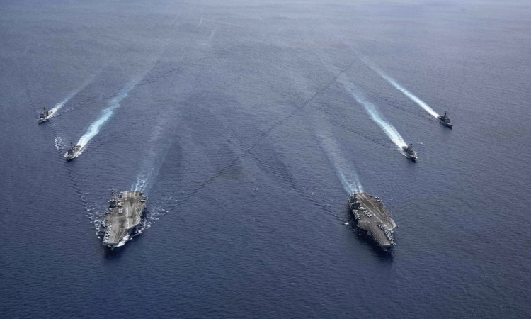 Nhóm tác chiến tàu sân bay USS Ronald Reagan và USS Nimitz diễn tập trên Biển Đông ngày 6/7. Ảnh: US Navy. 4114 1