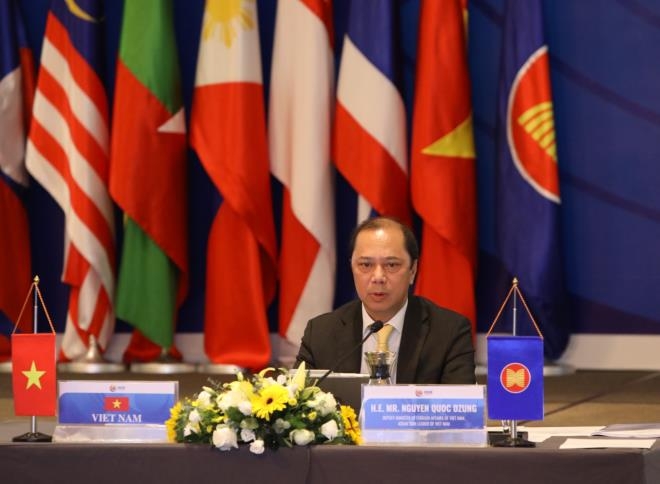 Thứ trưởng Bộ Ngoại giao Nguyễn Quốc Dũng - trưởng SOM ASEAN của Việt Nam - tại cuộc họp trực tuyến tối 20-7 - Ảnh: BNG 3355 1