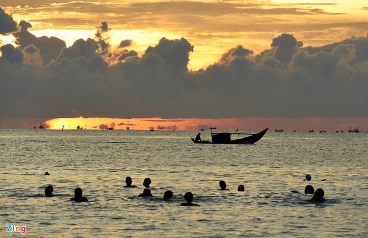 Bãi biển nổi tiếng Quảng Ngãi thơ mộng trong buổi bình minh Quảng Ngãi: Bình minh thơ mộng nhô lên từ phía biển