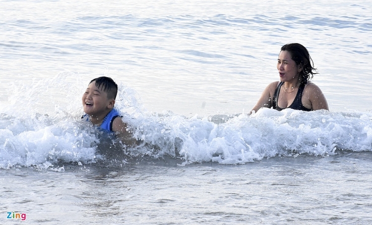 Bãi biển nổi tiếng Quảng Ngãi thơ mộng trong buổi bình minh Quảng Ngãi: Bình minh thơ mộng nhô lên từ phía biển