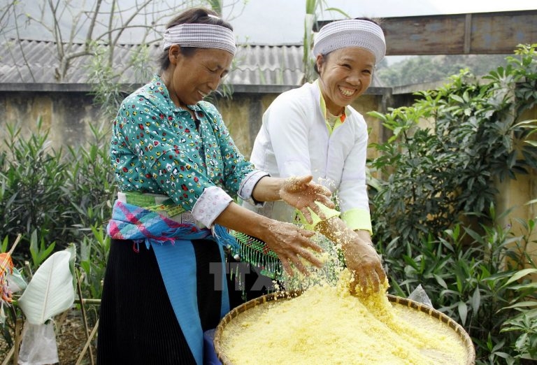 Bột ngô được nghiền kỹ trước khi đồ lên làm thành món mèn mén Bột ngô được nghiền kỹ trước khi đồ lên làm thành món mèn mén
