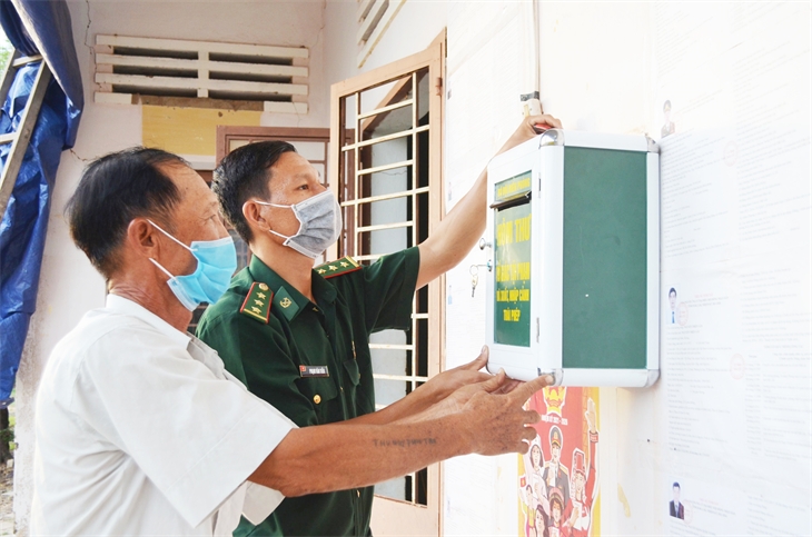 Cán bộ Đồn Biên phòng Ia Rvê, BĐBP Đắk Lắk cùng người dân lắp đặt hòm thư tố giác tội phạm và tố giác hành vi xuất, nhập cảnh trái phép. Ảnh: Ngọc Lân Cán bộ Đồn Biên phòng Ia Rvê, BĐBP Đắk Lắk cùng người dân lắp đặt hòm thư tố giác tội phạm và tố giác hành vi xuất, nhập cảnh trái phép. Ảnh: Ngọc Lân