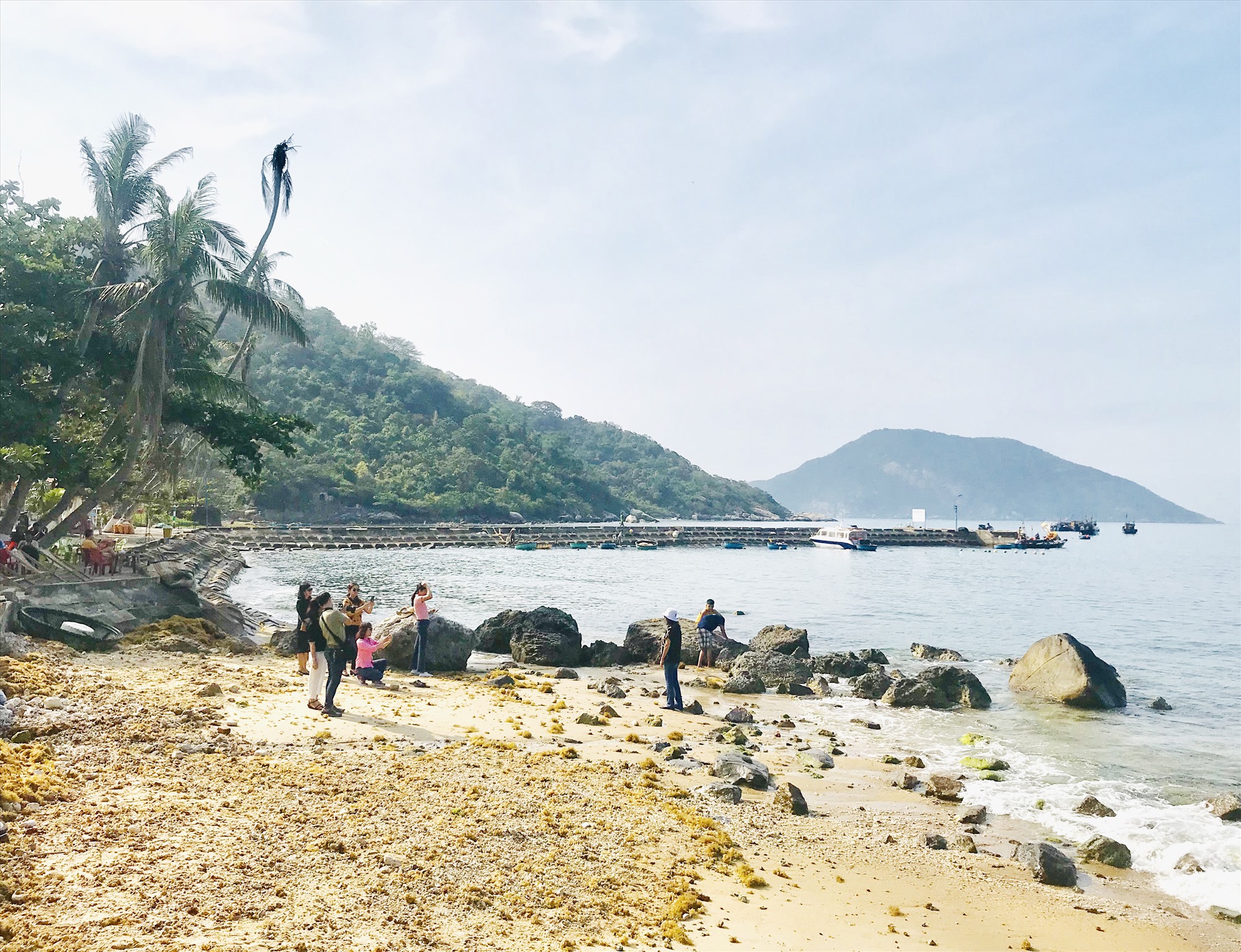 Khám phá Bãi Hương. Ảnh: Q.T
