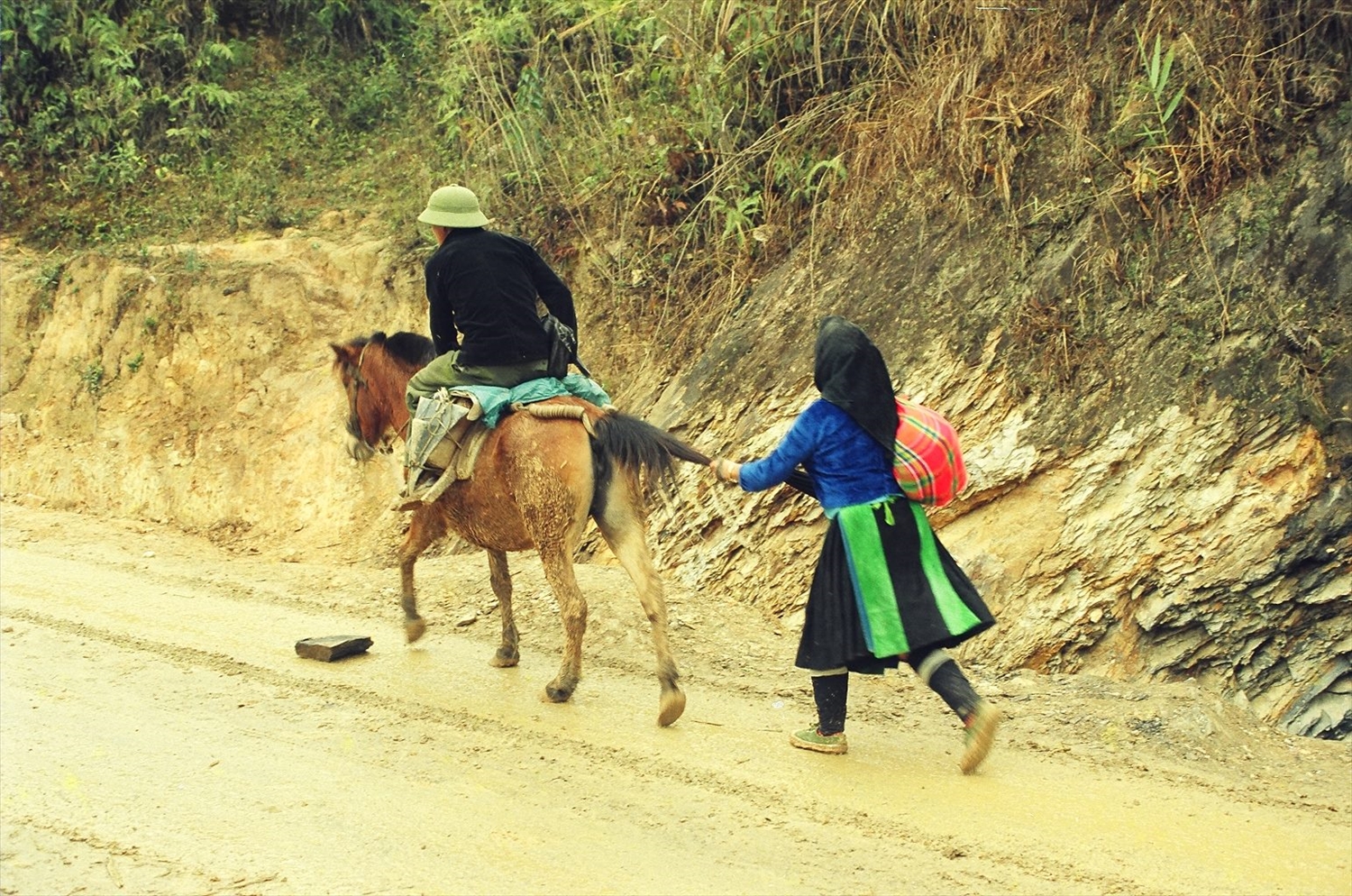 Cặp vợ chồng người Mông vùng Cao nguyên đá Hà Giang từ chợ phiên trở về nhà Cặp vợ chồng người Mông vùng Cao nguyên đá Hà Giang từ chợ phiên trở về nhà