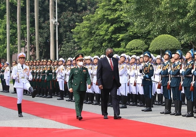 Đại tướng Phan Văn Giang, Bộ trưởng Quốc phòng và Bộ trưởng Quốc phòng Mỹ Lloyd Austin duyệt đội danh dự Quân đội Nhân dân Việt Nam tại lễ đón. Ảnh: TTXVN Đại tướng Phan Văn Giang, Bộ trưởng Quốc phòng và Bộ trưởng Quốc phòng Mỹ Lloyd Austin duyệt đội danh dự Quân đội Nhân dân Việt Nam tại lễ đón. Ảnh: TTXVN