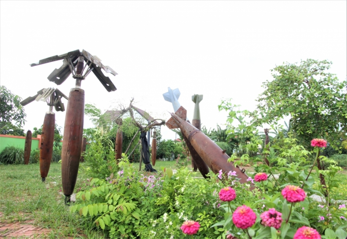 thông điệp hòa bình trong khu vườn kỷ vật chiến tranh hình ảnh 1 thong diep hoa binh trong khu vuon ky vat chien tranh hinh anh 1