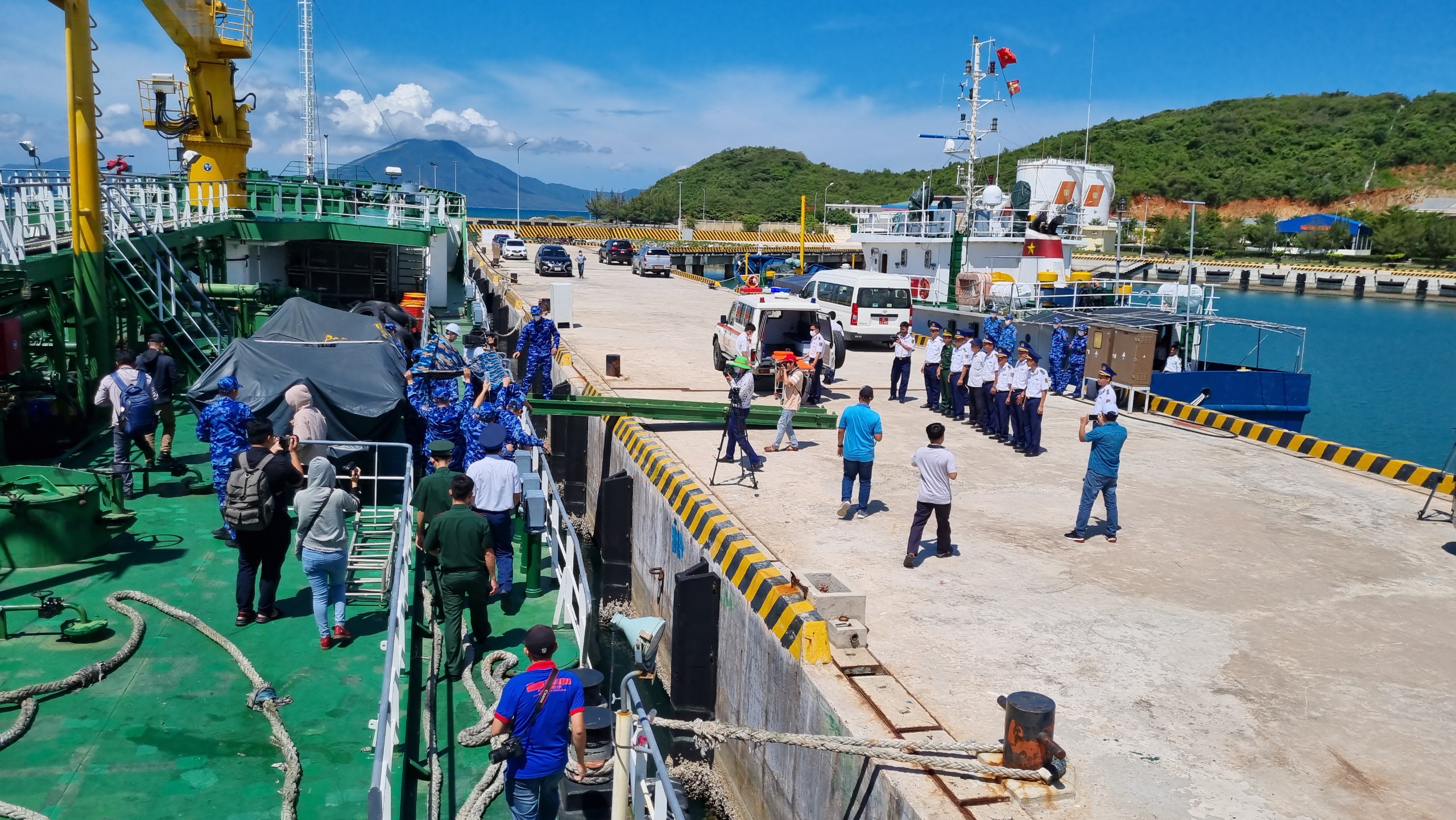 Tàu Cảnh sát biển 7011 đưa 4 ngư dân gặp nạn vào bờ. Ảnh: Trung Vũ.
