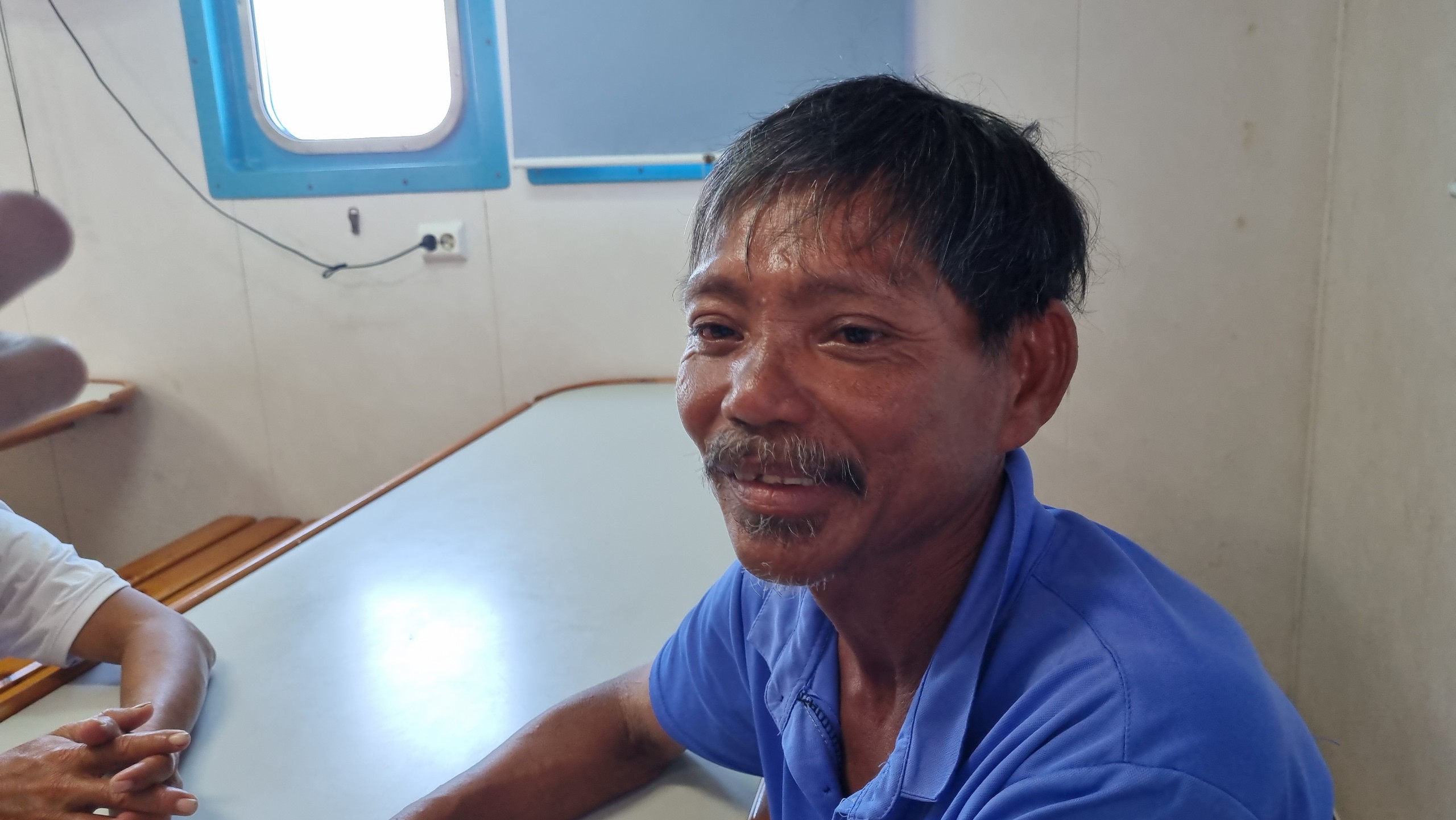 Ông Trần Theo kể lại vụ việc. Ảnh: Trung Vũ.