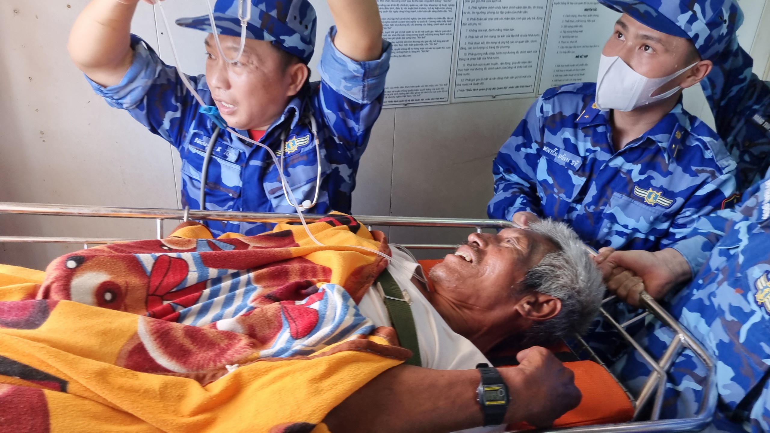 Ông Thanh được đưa vào bệnh viện cấp cứu trong tình trạng liệt hai chân, sức khỏe suy yếu.