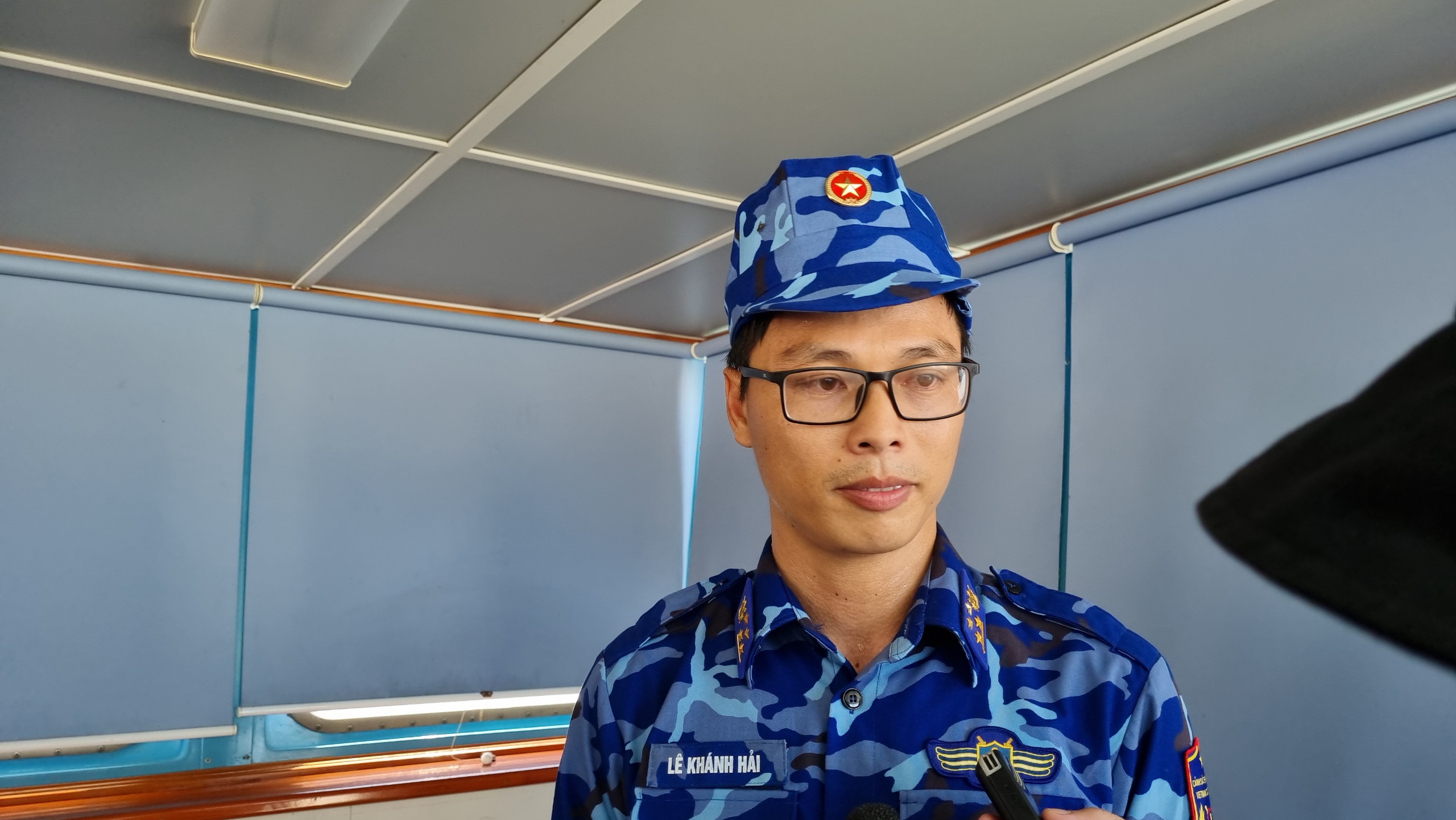 Đại úy Lê Khánh Hải kể lại sự việc. Ảnh: Trung Vũ.