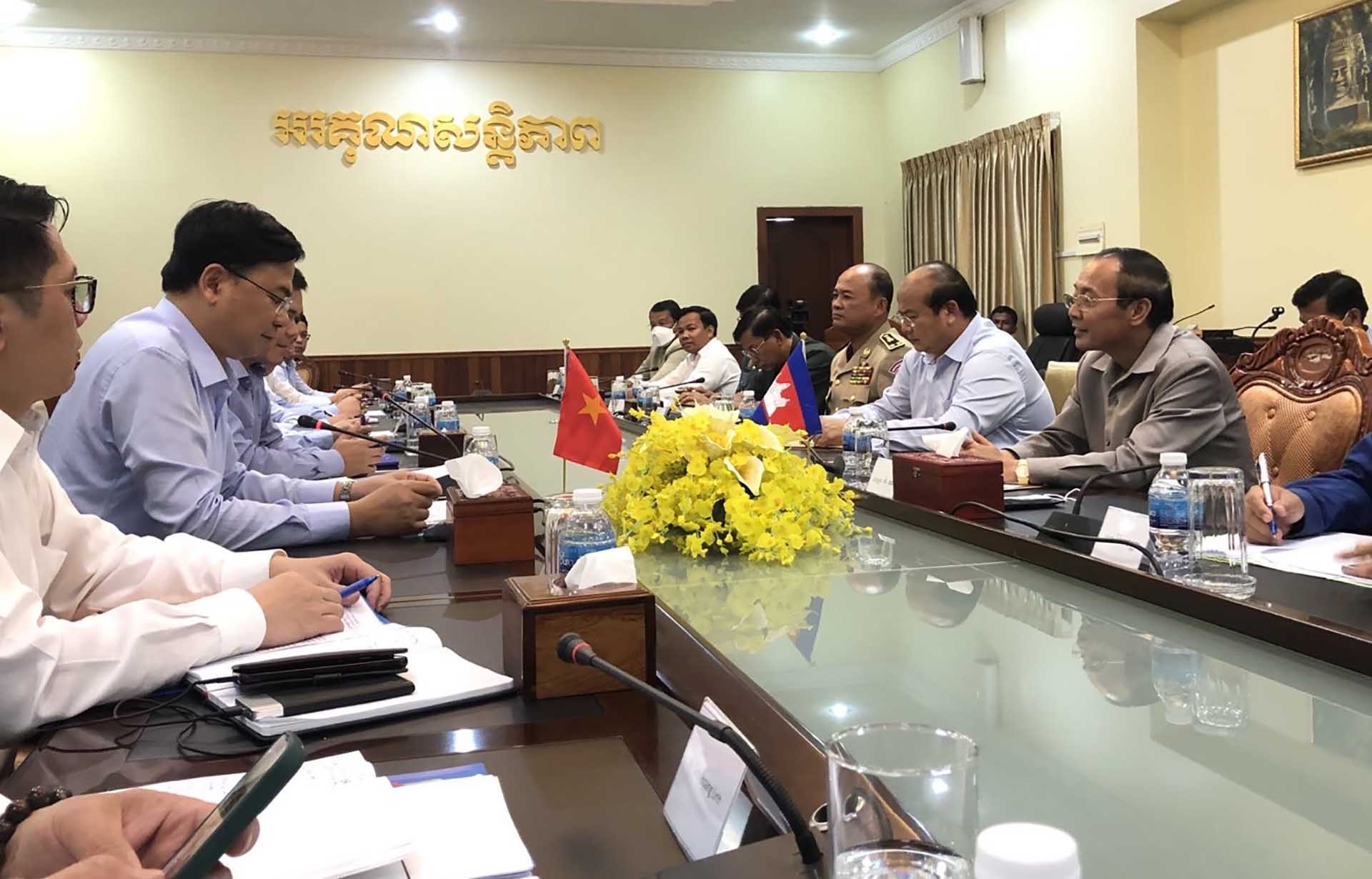 Thứ trưởng Phạm Quang Hiệu thăm và làm việc với Tỉnh trưởng tỉnh Kratie Var Thon. Thứ trưởng Phạm Quang Hiệu thăm và làm việc với Tỉnh trưởng tỉnh Kratie Var Thon.