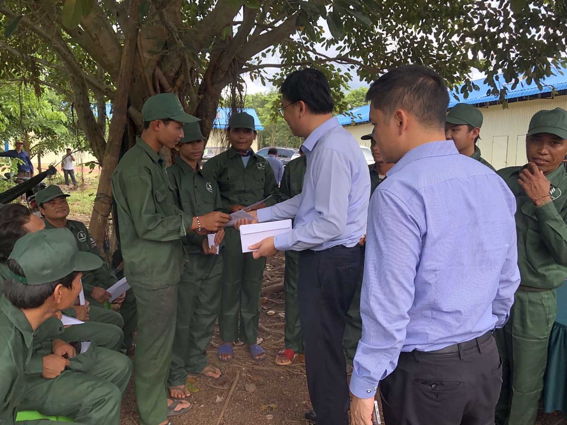 Thứ trưởng Phạm Quang Hiệu tặng quà cho các hộ dân đang làm việc tại nông trường của Công ty cao su VKETI- Lộc Ninh. Thứ trưởng Phạm Quang Hiệu tặng quà cho các hộ dân đang làm việc tại nông trường của Công ty cao su VKETI- Lộc Ninh.