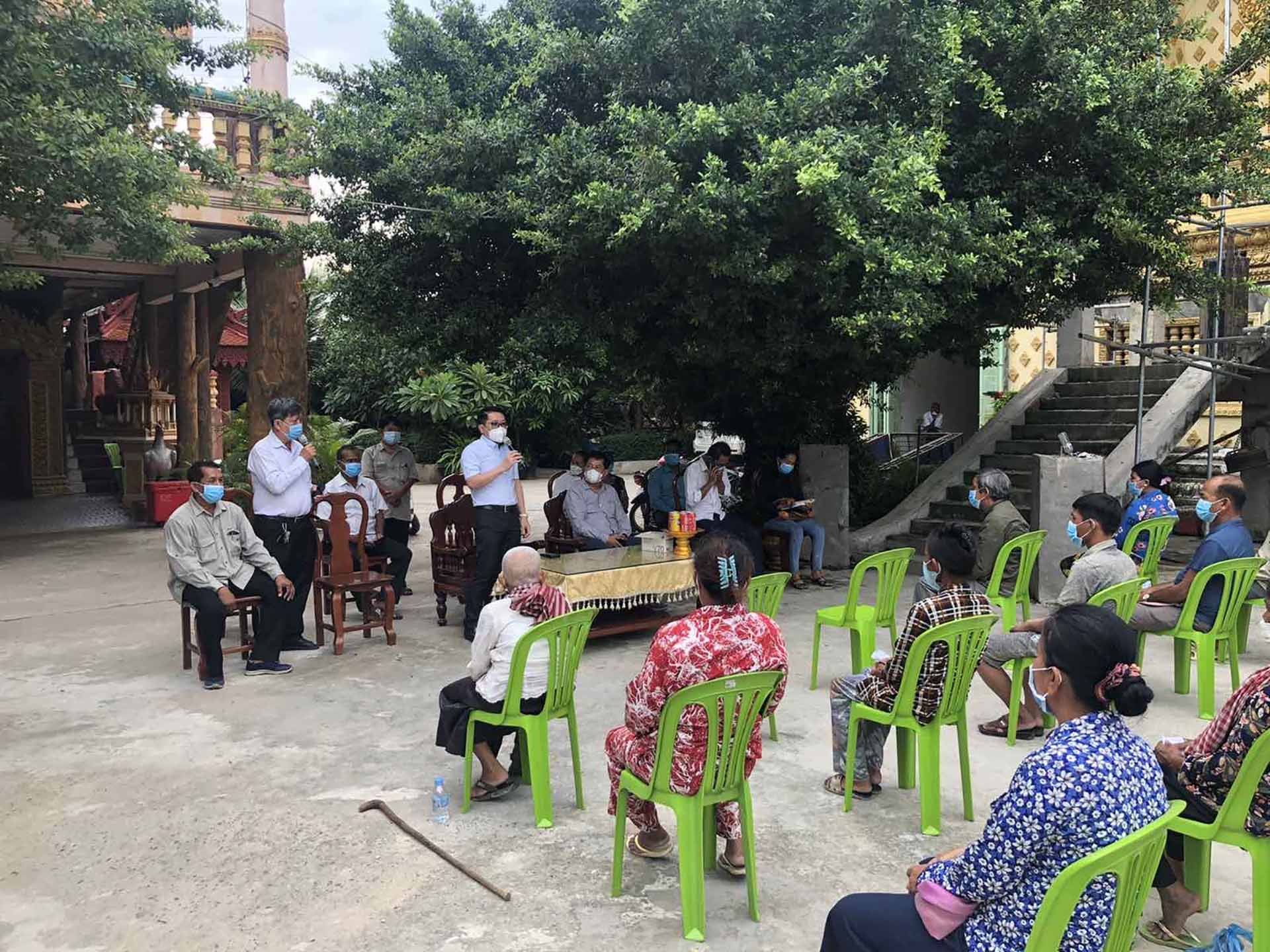 Lãnh đạo Ủy ban tặng quà cho các hộ dân tại khu tạm neo đậu tại Km16, QL5. Lãnh đạo Ủy ban tặng quà cho các hộ dân tại khu tạm neo đậu tại Km16, QL5.