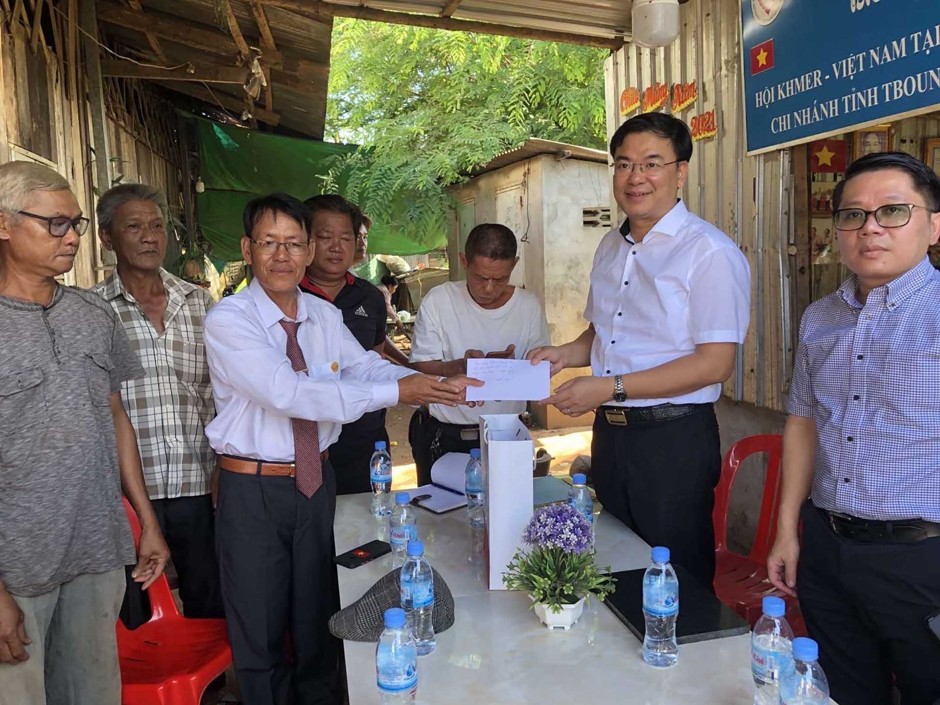 Thăm hỏi và tặng quà Chi hội Khmer-Việt Nam tại Tbong Khmum. Thăm hỏi và tặng quà Chi hội Khmer-Việt Nam tại Tbong Khmum.