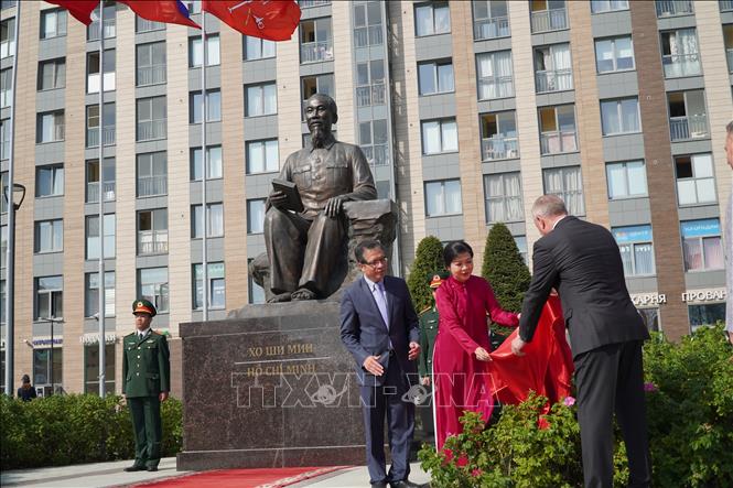 Phu nhân Ngô Phương Ly và Thống đốc St. Petersburg A.Beglov thực hiện nghi lễ khánh thành Quảng trường Hồ Chí Minh. Phu nhân Ngô Phương Ly và Thống đốc St. Petersburg A.Beglov thực hiện nghi lễ khánh thành Quảng trường Hồ Chí Minh.