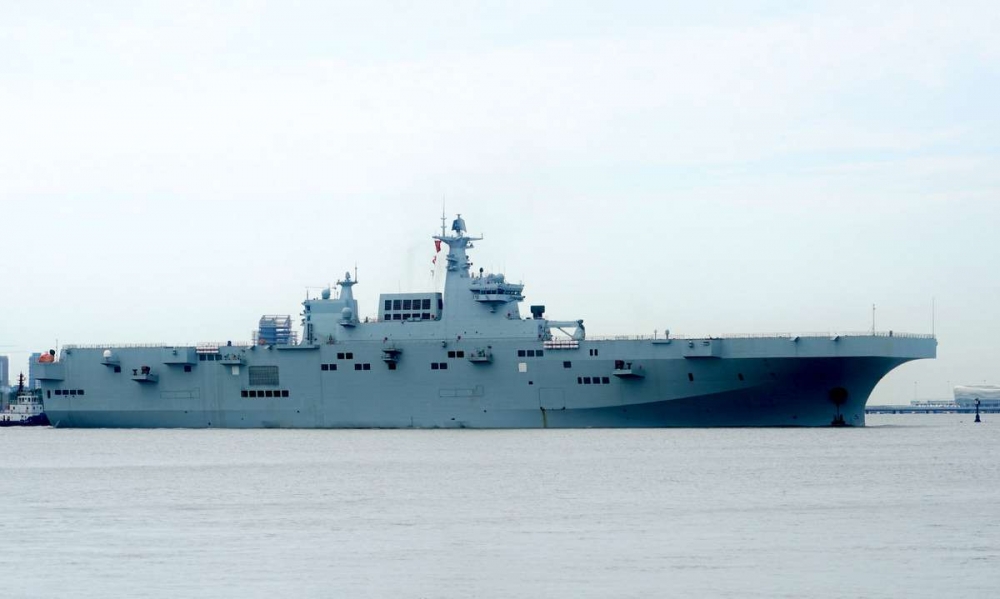 Tàu Type-075 đầu tiên rời cảng hôm 5/8. Ảnh: Weibo. 3420 3