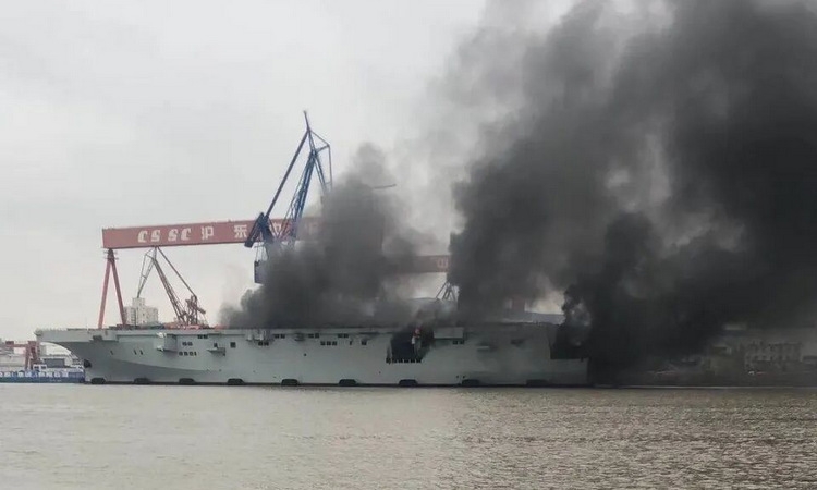 Chiếc Type-075 bốc cháy sáng 11/4. Ảnh: Twitter/Alert5. 3446 chay