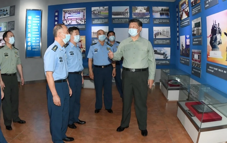 Chủ tịch Tập Cận Bình khi đến thăm Đại học Không quân Trung Quốc. Ảnh: Xinhua 2613 trung quoc 1