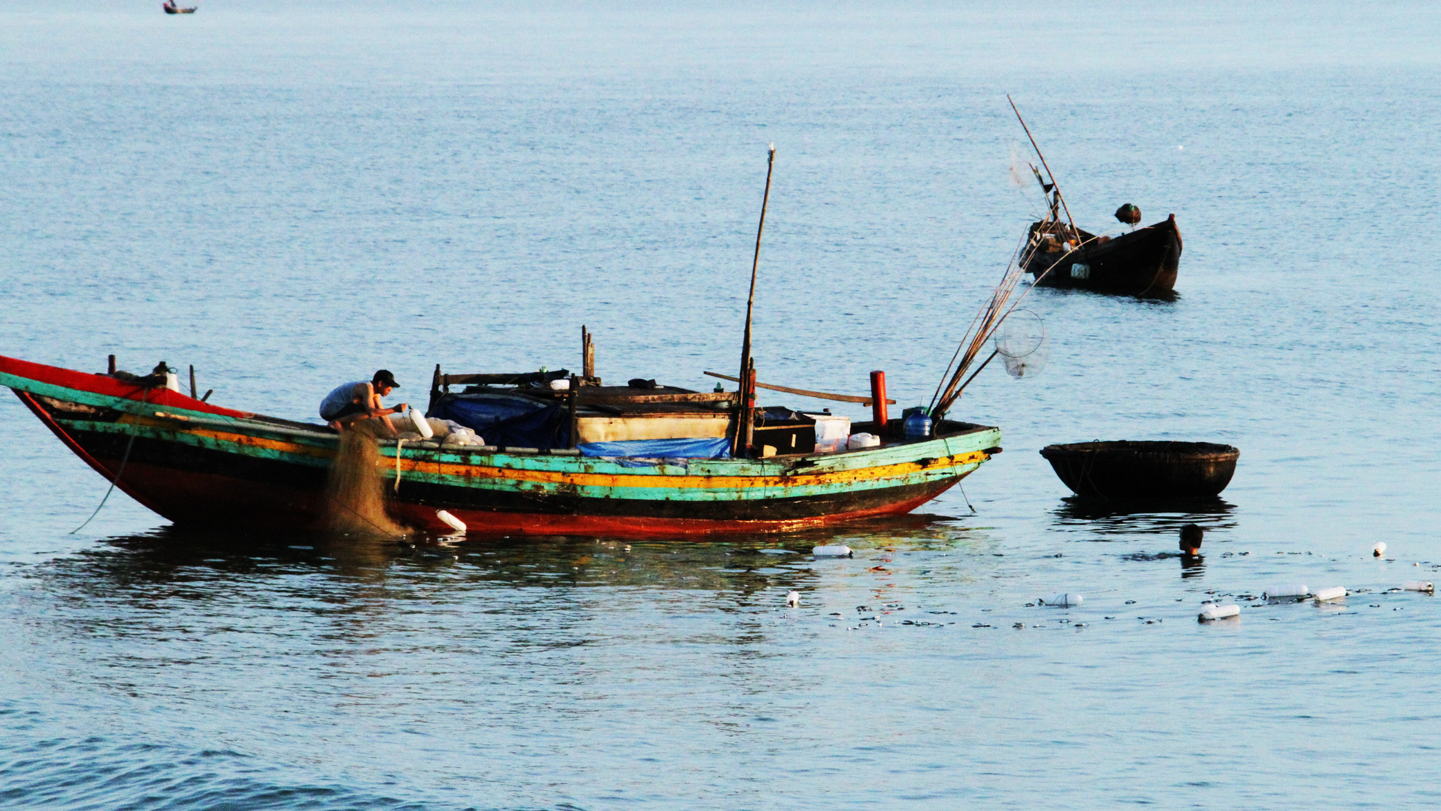 Bình minh trên bãi biển Thiên Cầm Một chiếc thuyền nhỏ đánh bắt ven bờ.