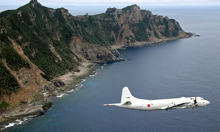 Trinh sát cơ P-3C Orion của lực lượng phòng vệ Nhật Bản bay quanh nhóm đảo Senkaku/Điếu Ngư, tháng 10/2011. Ảnh: JMSDF. 3056 1