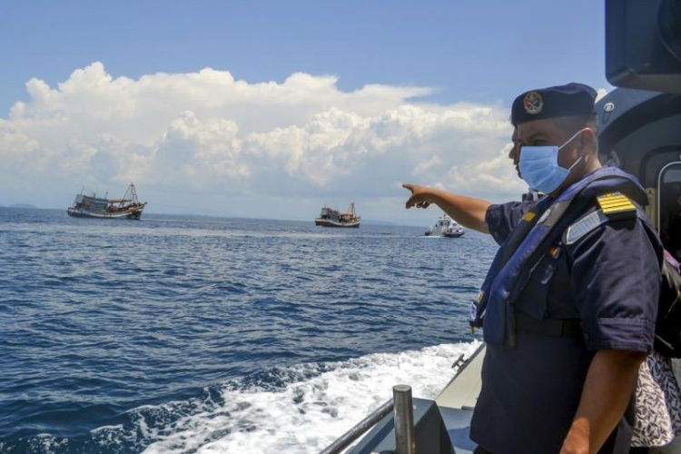 Quan chức Malaysia chỉ về tàu cá Việt Nam đang bị giữ. Ảnh: AFP. 0503 ngu dan bi ban chet