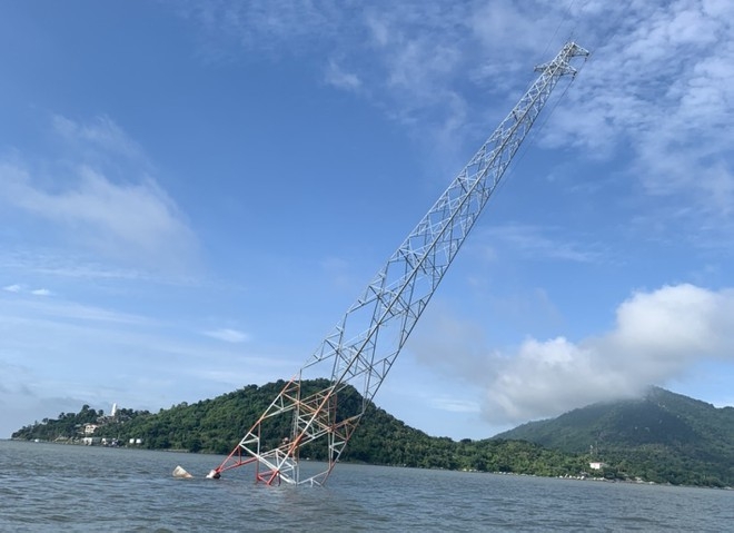 Hiện trường trụ điện vượt biển bị nghiêng 4816 trudien fmtl