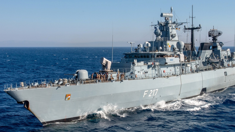 Tàu hộ tống Bayern NATO AFP đưa tin tàu hộ tống Bayern của Đức ngày 2.8 rời cảng Wilhelmshaven với hơn 200 thủy thủ để bắt đầu chuyến hoạt động kéo dài 6 tháng nhằm tăng cường hiện diện tại Indo-Pacific. Trong hải trình, tàu Bayern dự kiến sẽ ghé một số nước Singapore, Hàn Quốc, Úc và sẽ di chuyển qua Biển Đông. Phát biểu trước khi tàu khởi hành, Bộ trưởng Quốc phòng Đức Annegret Kramp-Karrenbauer nhấn mạnh thông điệp của hoạt động này là nhằm bảo vệ các giá trị và lợi ích cùng các đồng minh và đối tác. “Đối với các đối tác của chúng tôi tại Indo-Pacific, thực tế là những tuyến đường biển không còn rộng mở và an toàn, và những yêu sách chủ quyền đang được áp đặt bởi luật của kẻ mạnh là đúng”, bà Kramp-Karrenbauer nói. Nữ bộ trưởng nhấn mạnh sứ mệnh lần này không nhắm trực tiếp vào nước nào và cho biết Đức đã đề nghị ghé thăm một cảng tại Trung Quốc để duy trì đối thoại. Tàu chiến Đức sẽ đi qua Biển Đông, thông điệp gì cho Trung Quốc? Thông tin về việc Đức triển khai tàu chiến đến Biển Đông được loan tải hồi tháng 3. Truyền thông khi đó dẫn một số nguồn tin cho rằng tàu chiến Đức sẽ không đi vào vùng biển 12 hải lý xung quanh những thực thể Trung Quốc chiếm đóng phi pháp ở Biển Đông. Tàu Bayern dự kiến cũng sẽ không di chuyển qua eo biển Đài Loan. Nhà phân tích kỳ cựu Helena Legarda thuộc Viện nghiên cứu Mercator về Trung Quốc ở Berlin cho rằng việc Đức đưa tàu chiến đến Biển Đông gần như là “động thái mang tính biểu tượng”, nhưng gửi một thông điệp mạnh mẽ tới Bắc Kinh rằng Berlin sẵn sàng đối đầu với những yêu sách biển của Trung Quốc ở khu vực một cách chủ động hơn. Ngoại trưởng Đức Heiko Maas ngày 1.8 tuyên bố Indo-Pacific là nơi định hình trật tự quốc tế trong tương lai và Đức muốn giúp đỡ định hình trật tự đó. TIN LIÊN QUAN Đức - Nhật chia sẻ lo ngại chung về Trung Quốc, đồng ý tập trận Đối thoại ‘2+2’ Đức-Nhật về Ấn Độ Dương-Thái Bình Dương Mỹ hoan nghênh Đức đưa tàu chiến đến Biển Đông #Đức#Tàu Chiến Đức#Biển Đông#Indo-Pacific Pause Unmute Remaining Time -4:16 BÌNH LUẬN User Ý kiến của bạn? Đăng nhập bằng: hoặc Đăng ký Bình luận Theo lượt thích Theo thời gian Hãy là người đầu tiên đưa ra ý kiến cho bài viết này! TIÊU DÙNG - DỊCH VỤ The Asian Banker vinh danh MB ba giải thưởng lớn MobiFone giảm giá cước, hỗ trợ dịch vụ viễn thông trong thời gian giãn cách xã hội Zalo ra mắt tính năng giúp cộng đồng tương trợ khẩn cấp trong dịch bệnh Lợi nhuận 6 tháng đầu 2021 PJICO tăng cao nhất thị trường bảo hiểm phi nhân thọ Doanh nghiệp tặng máy thở, bệnh viện thêm cơ hội cứu sống bệnh nhân Flamingo Đại Lải Resort: Đẳng cấp từ bộ sưu tập giải thưởng danh giá Người dân cầm ‘tấm vé nghĩa tình’ mua thực phẩm miễn phí: ‘Dịch này không lo đói’ Tàu hộ tống Bayern NATO AFP đưa tin tàu hộ tống Bayern của Đức ngày 2.8 rời cảng Wilhelmshaven với hơn 200 thủy thủ để bắt đầu chuyến hoạt động kéo dài 6 tháng nhằm tăng cường hiện diện tại Indo-Pacific. Trong hải trình, tàu Bayern dự kiến sẽ ghé một số nước Singapore, Hàn Quốc, Úc và sẽ di chuyển qua Biển Đông. Phát biểu trước khi tàu khởi hành, Bộ trưởng Quốc phòng Đức Annegret Kramp-Karrenbauer nhấn mạnh thông điệp của hoạt động này là nhằm bảo vệ các giá trị và lợi ích cùng các đồng minh và đối tác. “Đối với các đối tác của chúng tôi tại Indo-Pacific, thực tế là những tuyến đường biển không còn rộng mở và an toàn, và những yêu sách chủ quyền đang được áp đặt bởi luật của kẻ mạnh là đúng”, bà Kramp-Karrenbauer nói. Nữ bộ trưởng nhấn mạnh sứ mệnh lần này không nhắm trực tiếp vào nước nào và cho biết Đức đã đề nghị ghé thăm một cảng tại Trung Quốc để duy trì đối thoại. Tàu chiến Đức sẽ đi qua Biển Đông, thông điệp gì cho Trung Quốc? Thông tin về việc Đức triển khai tàu chiến đến Biển Đông được loan tải hồi tháng 3. Truyền thông khi đó dẫn một số nguồn tin cho rằng tàu chiến Đức sẽ không đi vào vùng biển 12 hải lý xung quanh những thực thể Trung Quốc chiếm đóng phi pháp ở Biển Đông. Tàu Bayern dự kiến cũng sẽ không di chuyển qua eo biển Đài Loan. Nhà phân tích kỳ cựu Helena Legarda thuộc Viện nghiên cứu Mercator về Trung Quốc ở Berlin cho rằng việc Đức đưa tàu chiến đến Biển Đông gần như là “động thái mang tính biểu tượng”, nhưng gửi một thông điệp mạnh mẽ tới Bắc Kinh rằng Berlin sẵn sàng đối đầu với những yêu sách biển của Trung Quốc ở khu vực một cách chủ động hơn. Ngoại trưởng Đức Heiko Maas ngày 1.8 tuyên bố Indo-Pacific là nơi định hình trật tự quốc tế trong tương lai và Đức muốn giúp đỡ định hình trật tự đó. TIN LIÊN QUAN Đức - Nhật chia sẻ lo ngại chung về Trung Quốc, đồng ý tập trận Đối thoại ‘2+2’ Đức-Nhật về Ấn Độ Dương-Thái Bình Dương Mỹ hoan nghênh Đức đưa tàu chiến đến Biển Đông #Đức#Tàu Chiến Đức#Biển Đông#Indo-Pacific Pause Unmute Remaining Time -4:16 BÌNH LUẬN User Ý kiến của bạn? Đăng nhập bằng: hoặc Đăng ký Bình luận Theo lượt thích Theo thời gian Hãy là người đầu tiên đưa ra ý kiến cho bài viết này! TIÊU DÙNG - DỊCH VỤ The Asian Banker vinh danh MB ba giải thưởng lớn MobiFone giảm giá cước, hỗ trợ dịch vụ viễn thông trong thời gian giãn cách xã hội Zalo ra mắt tính năng giúp cộng đồng tương trợ khẩn cấp trong dịch bệnh Lợi nhuận 6 tháng đầu 2021 PJICO tăng cao nhất thị trường bảo hiểm phi nhân thọ Doanh nghiệp tặng máy thở, bệnh viện thêm cơ hội cứu sống bệnh nhân Flamingo Đại Lải Resort: Đẳng cấp từ bộ sưu tập giải thưởng danh giá Người dân cầm ‘tấm vé nghĩa tình’ mua thực phẩm miễn phí: ‘Dịch này không lo đói’