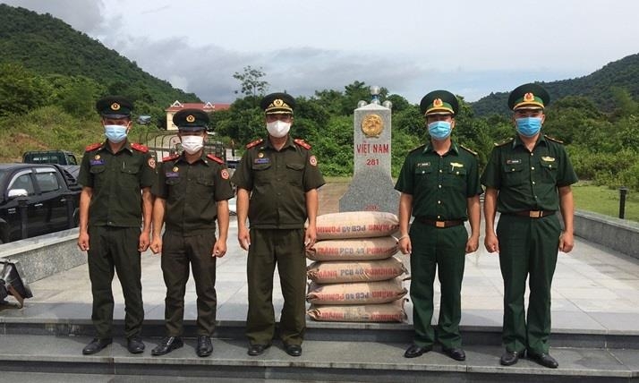 Đồn Biên phòng cửa khẩu Tén Tằn trao tặng Đại đội 214, Ban Chỉ huy Quân sự tỉnh Hủa Phăn, Lào 5 tấn xi măng. Ảnh: Xuân Thủy Đồn Biên phòng cửa khẩu Tén Tằn trao tặng Đại đội 214, Ban Chỉ huy Quân sự tỉnh Hủa Phăn, Lào 5 tấn xi măng. Ảnh: Xuân Thủy