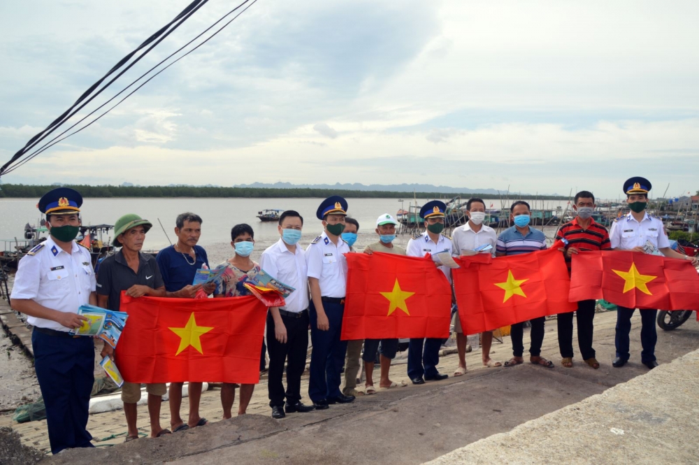 Những lá cờ đỏ sao vàng được các chiến sĩ Cảnh sát biển trao tặng cho ngư dân tung bay trên mỗi con tàu tiếp thêm sức mạnh, niềm tin để ngư dân bám biển. Ảnh: Mạnh Thường Những lá cờ đỏ sao vàng được các chiến sĩ Cảnh sát biển trao tặng cho ngư dân tung bay trên mỗi con tàu tiếp thêm sức mạnh, niềm tin để ngư dân bám biển. Ảnh: Mạnh Thường