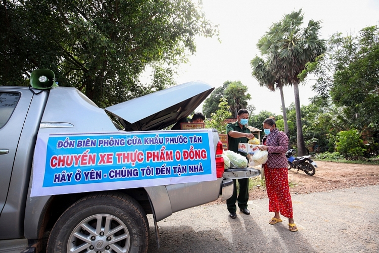 Những “Chuyến xe 0 đồng” ấm lòng người dân vùng biên giới Những “Chuyến xe 0 đồng” chia sẻ khó khăn với người dân vùng biên