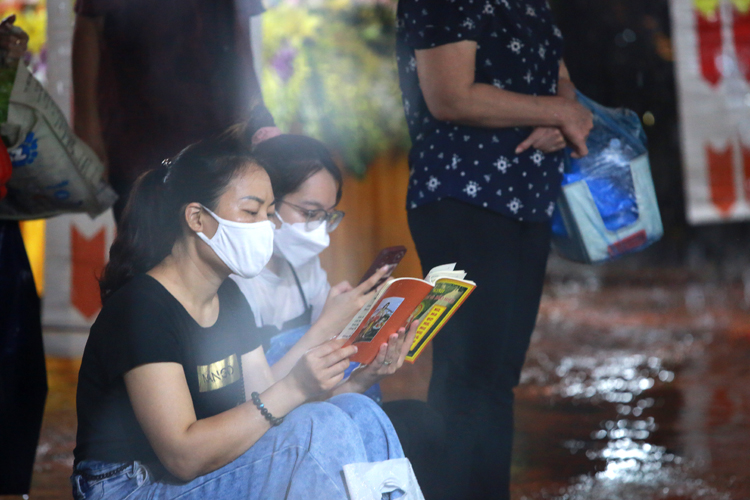 Hà Nội: Người dân đội mưa đến chùa Phúc Khánh dự lễ Vu Lan Chú thích ảnh