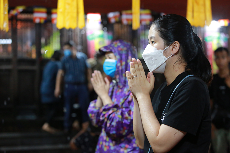 Hà Nội: Người dân đội mưa đến chùa Phúc Khánh dự lễ Vu Lan Chú thích ảnh