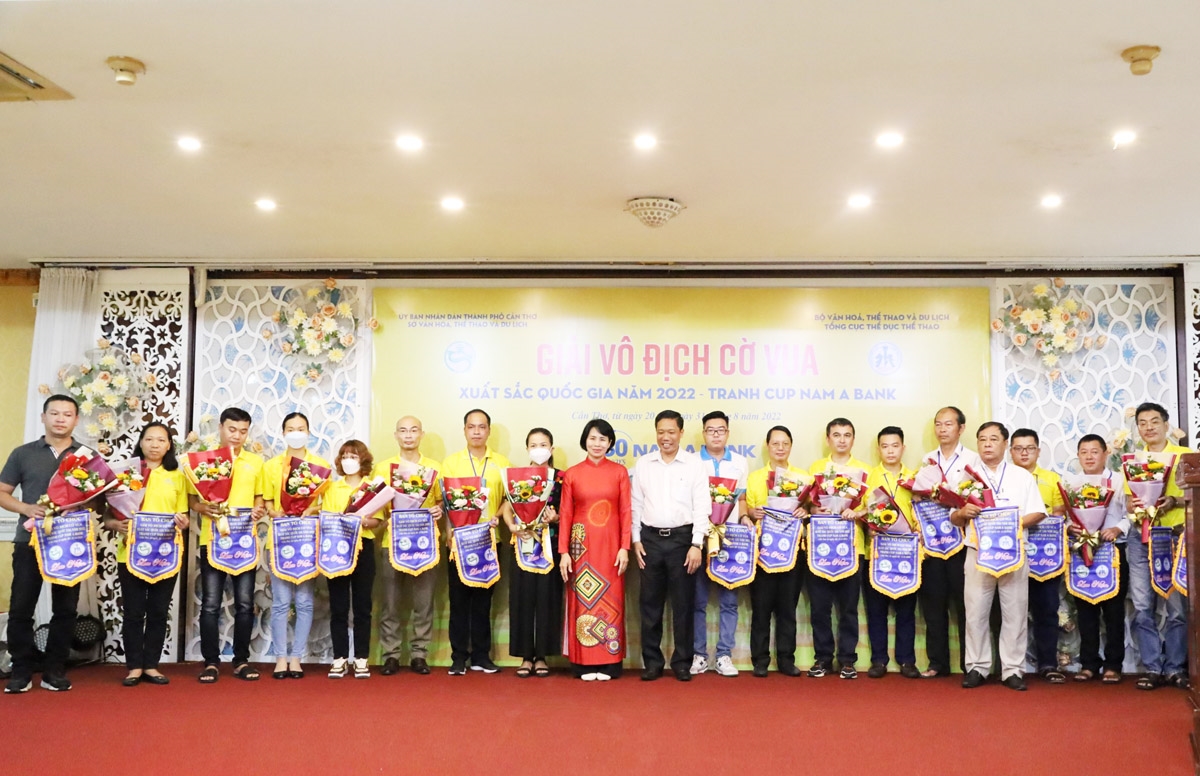 Ban Tổ chức trao Cờ lưu niệm cho các đơn vị tham gia Ban Tổ chức trao Cờ lưu niệm cho các đơn vị tham gia