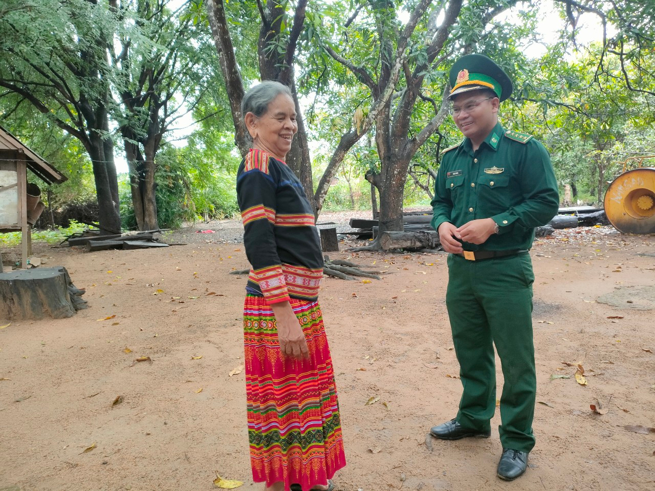 Những 'cánh chim đầu đàn' ở vùng biên giới - Ảnh 1. Những 'cánh chim đầu đàn' ở vùng biên giới - Ảnh 1.