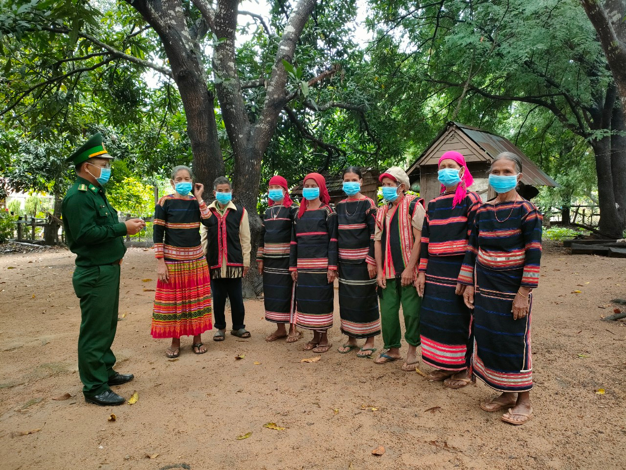 Những 'cánh chim đầu đàn' ở vùng biên giới - Ảnh 4. Những 'cánh chim đầu đàn' ở vùng biên giới - Ảnh 4.