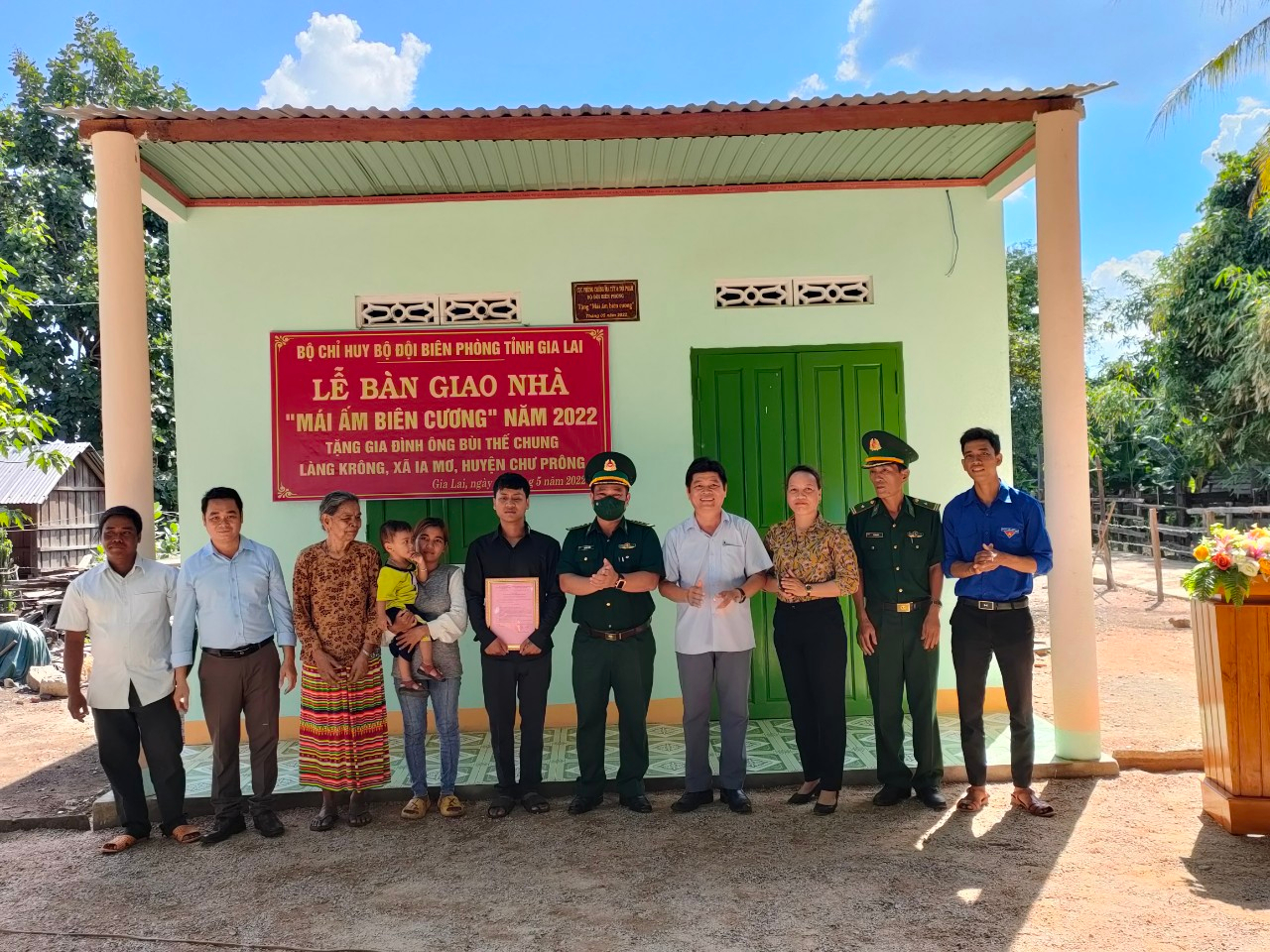 Những 'cánh chim đầu đàn' ở vùng biên giới - Ảnh 3. Những 'cánh chim đầu đàn' ở vùng biên giới - Ảnh 3.