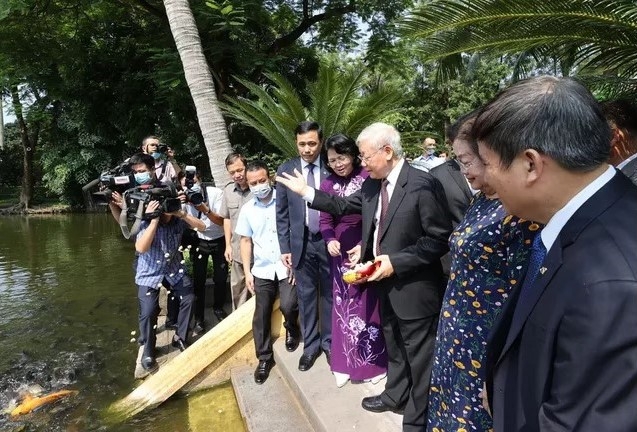 Tổng Bí thư, Chủ tịch nước Nguyễn Phú Trọng cùng Phó Chủ tịch nước Đặng Thị Ngọc Thịnh thăm Khu Di tích Chủ tịch Hồ Chí Minh tại Phủ Chủ tịch. Ảnh: TTXVN 5636 2