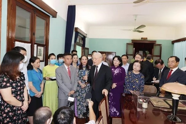 Tổng Bí thư, Chủ tịch nước Nguyễn Phú Trọng nói chuyện với cán bộ, nhân viên Khu Di tích. Ảnh: TTXVN 5712 3