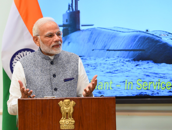 Thủ tướng Ấn Độ Narendra Modi chúc mừng thủy thủ tàu ngầm INS Arihant trở về sau chuyến Ấn Độ sắp biên chế tàu ngầm hạt nhân thứ hai mang 8 tên lửa đạn đạo