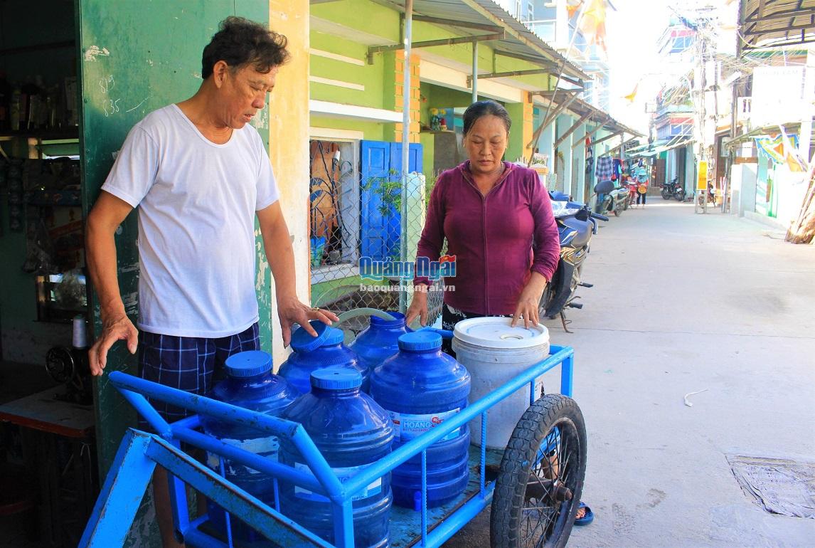Khổ vì nước nhiễm mặn Người dân phải mua nước ngọt để ăn uống, các nhu cầu khác phải sử dụng nguồn nước mặn.