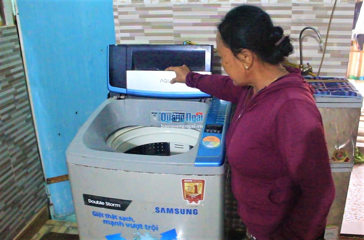 Khổ vì nước nhiễm mặn Nước nhiễm mặn khiến nhiều vật dụng trong gia đình rất mau hư hỏng.