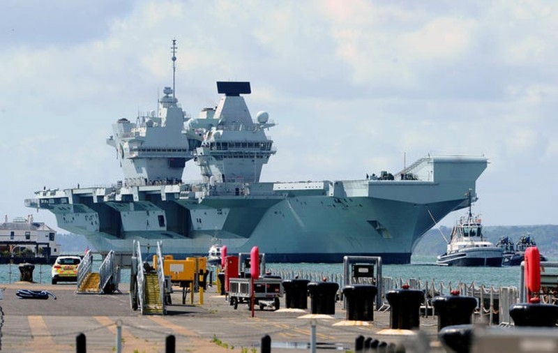 Tàu sân bay HMS Queen Elizabeth trở về Portsmouth sau 10 tuần huấn luyện. Ảnh: SARAH STANDING 0845 hms queen liz 1334935 talh
