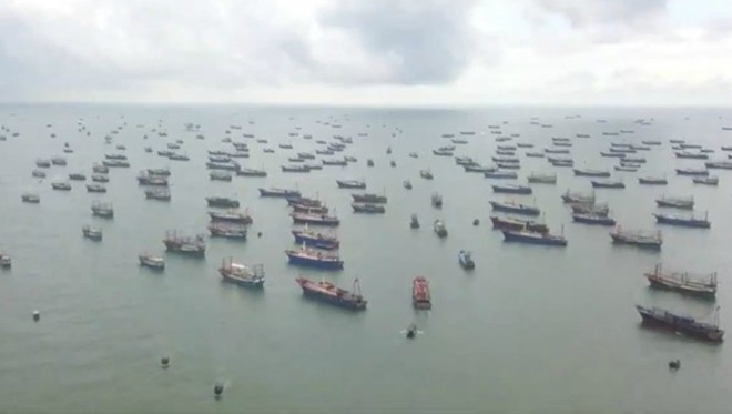 Đội tàu cá khổng lồ Trung Quốc đồng loạt ra khơi ở Biển Đông ngày 16.8 ẢNH CHỤP MÀN HÌNH CCTV 5528 bien dong