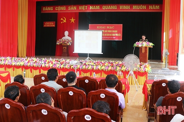 Chiều 24/9, Sở Tư pháp Hà Tĩnh vừa phối hợp cùng Hội Luật gia Hà Tĩnh, UBND huyện Nghi Xuân tổ chức tập huấn Luật Cảnh sát biển Việt Nam và Nghị định số 71/2015/NĐ-CP ngày 3/9/2015 của Chính phủ cho gần 100 bà con ngư dân xã Xuân Hội. 3329 12
