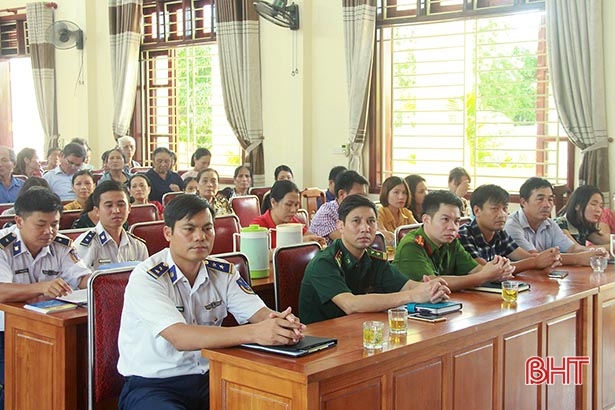Chiều 24/9, Sở Tư pháp Hà Tĩnh vừa phối hợp cùng Hội Luật gia Hà Tĩnh, UBND huyện Nghi Xuân tổ chức tập huấn Luật Cảnh sát biển Việt Nam và Nghị định số 71/2015/NĐ-CP ngày 3/9/2015 của Chính phủ cho gần 100 bà con ngư dân xã Xuân Hội. 3435 13