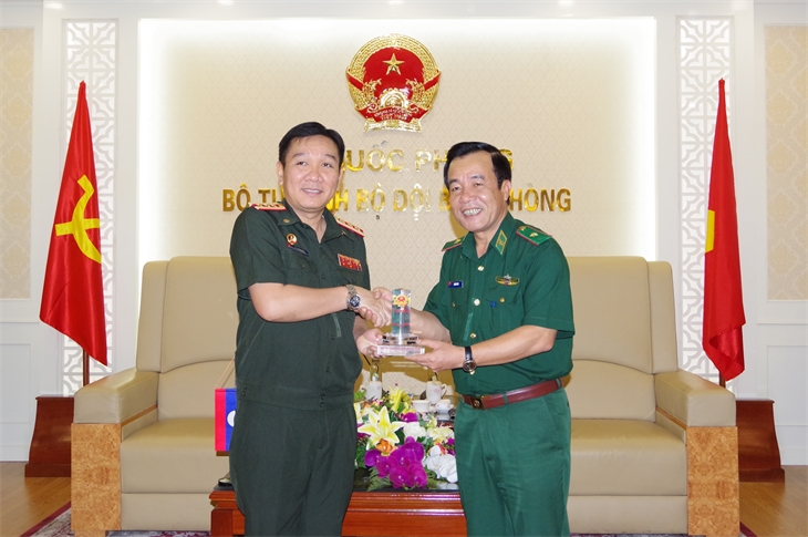 Thiếu tướng Lê Đức Thái tặng quà lưu niệm cho Đại tá Vongxay Inthakham. Ảnh: Hà Thu 3229 anh 3 1