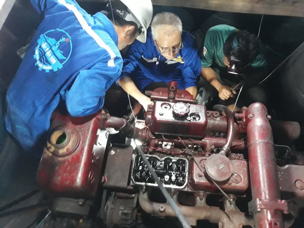 Trung tâm dịch vụ Hậu cần-Kỹ thuật đảo Sinh Tồn, huyện đảo Trường Sa, Khánh Hòa đã khắc phục thành công sự cố hỏng máy phát điện của tàu cá PY 90252 TS. Báo Biên Phòng 5048 anh 04